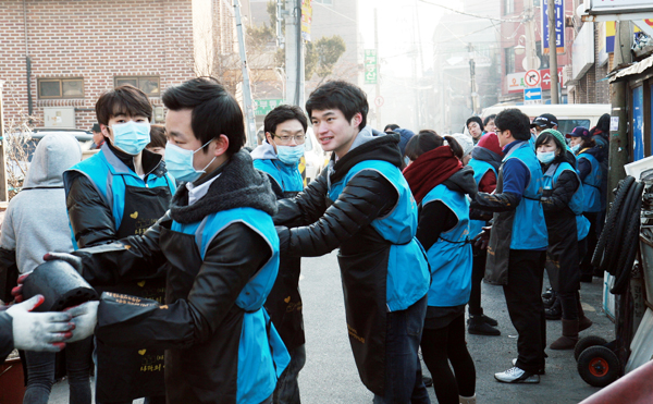 연탄 나눔 봉사중인 핵의학팀